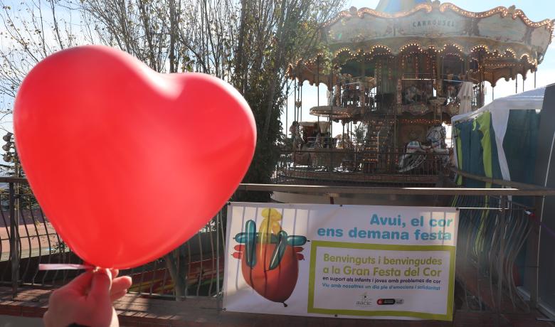 Globus en forma de cor vermell amb la pancarta de la Gran Festa del Cor al Parc d'atraccions Tibidabo