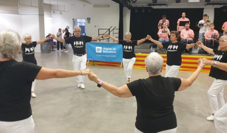 Persones ballant Persones ballant sardanes