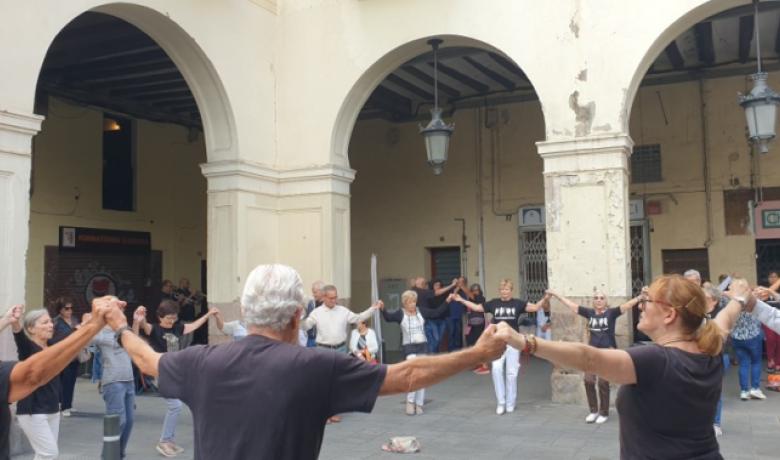 Persones ballant Persones ballant sardanes a la plaça Mercadal de Sant Andreu de Palomar