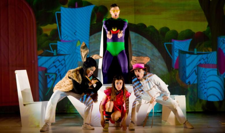 Escena d'Alícia al país dels mòbils amb quatres actors i actrius