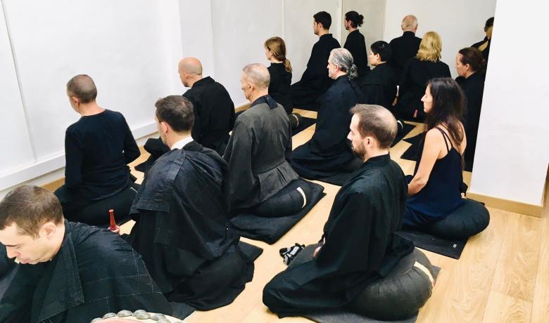practicants de meditació zen