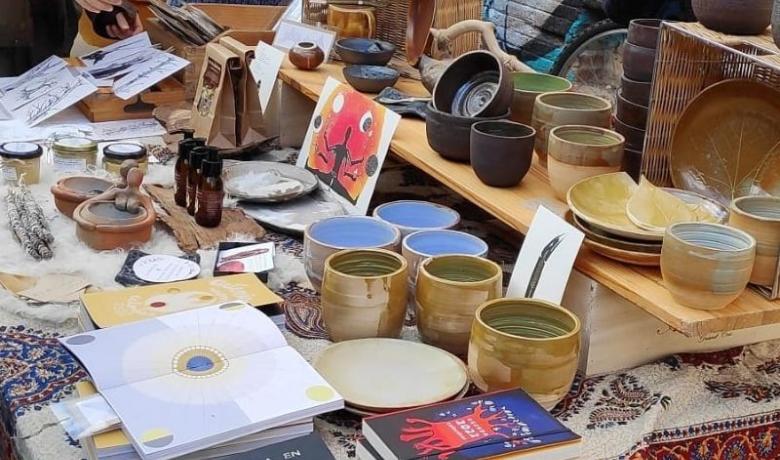 Paradista amb objectes d'artesania.