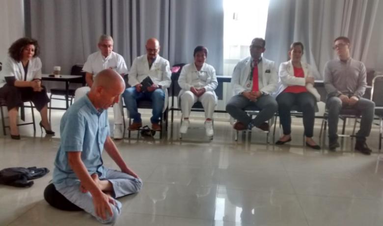 El Maestro Soko enseñando la postura de zazen (meditación zen sentada)
