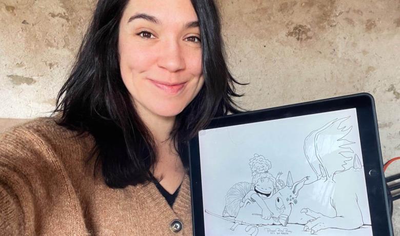 Lola Vendetta ensenyant amb una taula la il·lustració de la Campanya de Sant Jordi Divers d'enguany.