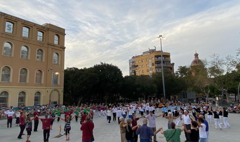 Persones ballant sardanes a la plaça de Can Fabra de Sant Andreu de Palomar