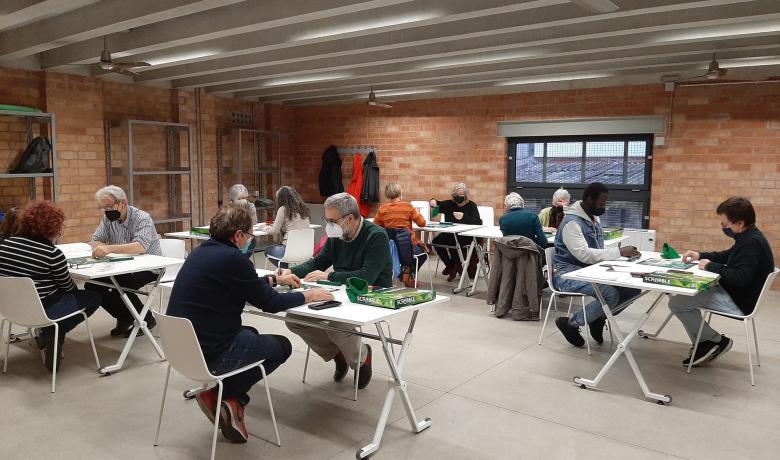 gent jugant a scrabble en català