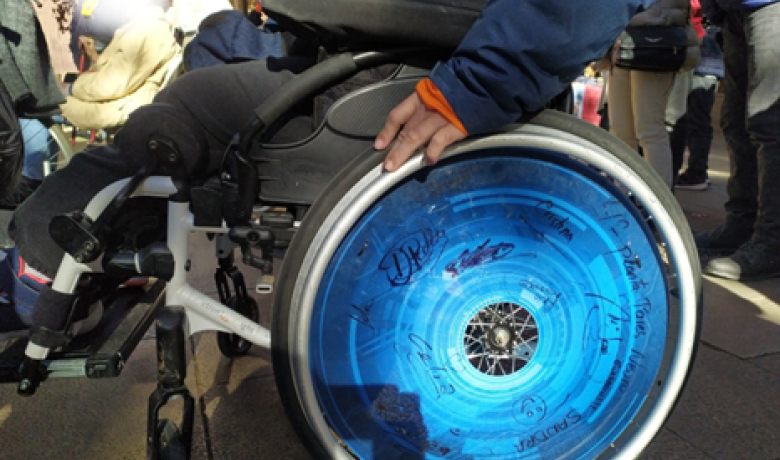 Persona amb discapacitat gaudint de la festa del 2022