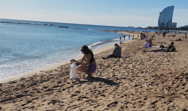 Recollida de residus a la Platja de Somorrostro