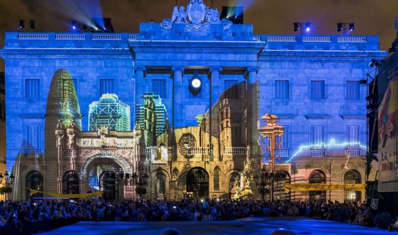 Imatge de projeccio d'una mapping a la façana de l'Ajuntament 