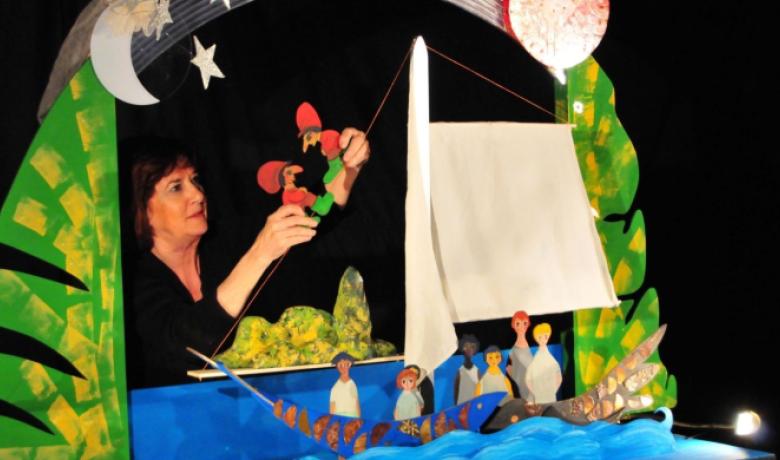 Escena de l'espectacle de titelles de Marduix Teatre "Meitat tu, meitat jo"