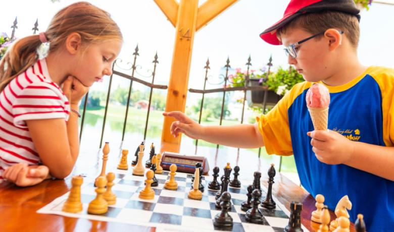 Nens jugant als escacs