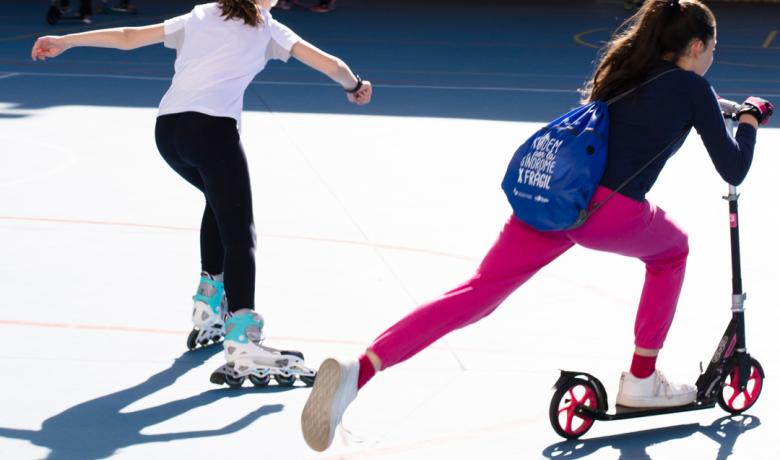 Una persona amb patins i l'altra damunt d'un patinet no motoritzat participant en l'última edició de la Passejada en Roda Petita del 2020