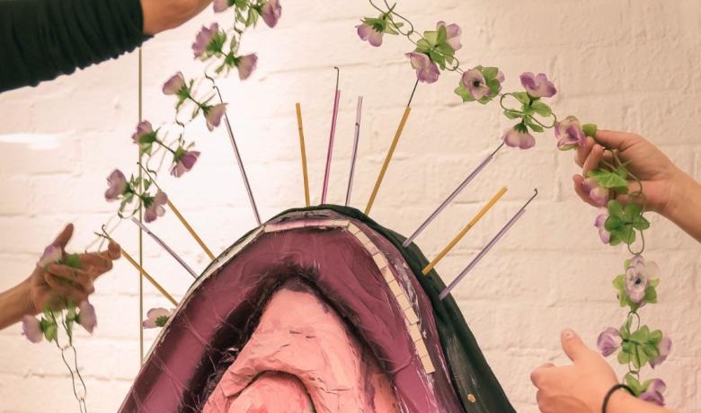 El Santo Coño Insumiso és una de les peces d'aquesta exposició, una instal·lació creada per activistes andaluses a Barcelona en solidaritat amb les activistes de Màlaga i Sevilla 