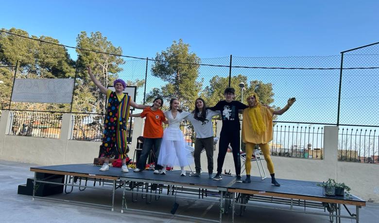 el grup d'actors i actrius saludant dalt de l'escenari