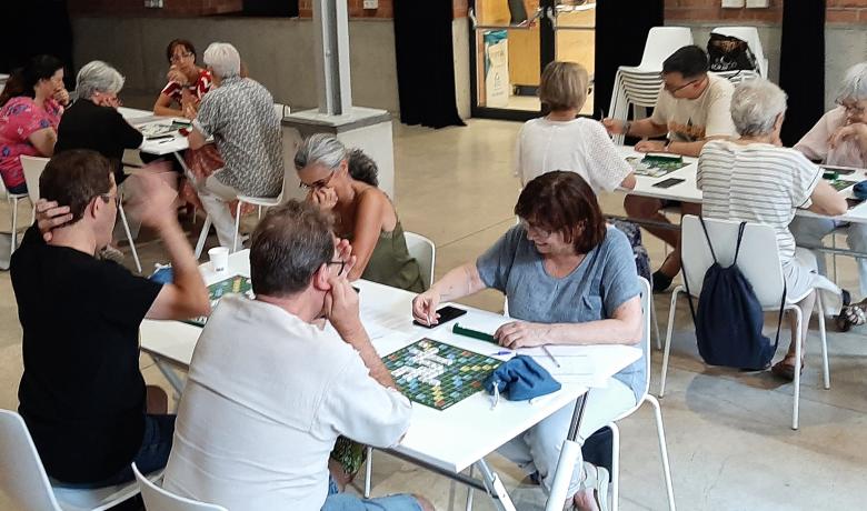 jugant a scrabble a Sants