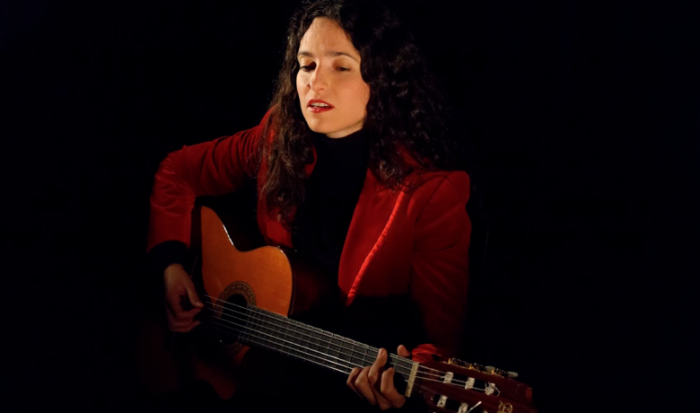 mariona forteza tocant la guitarra