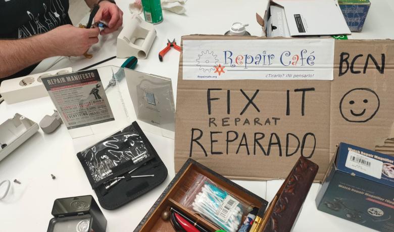 taula de treball amb materials i eines per reparar objectes