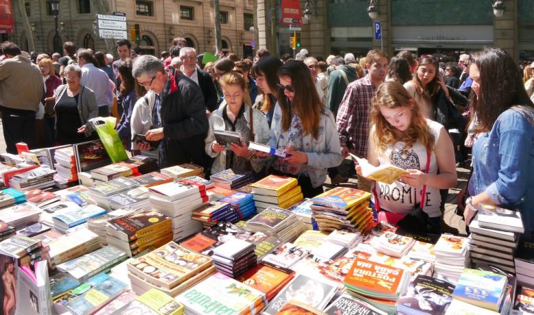 Fotografia d'unes noies llegint llibres d'una parada a les Rambles