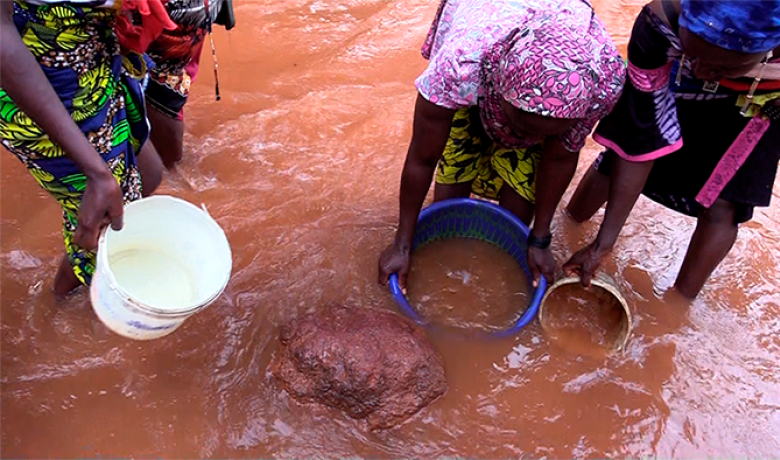 Aigua contaminada a una localitat de Guinea Conakry, degut a l'explotació minera de bauxita, mineral necessari per a la producció de vehicles elèctrics.