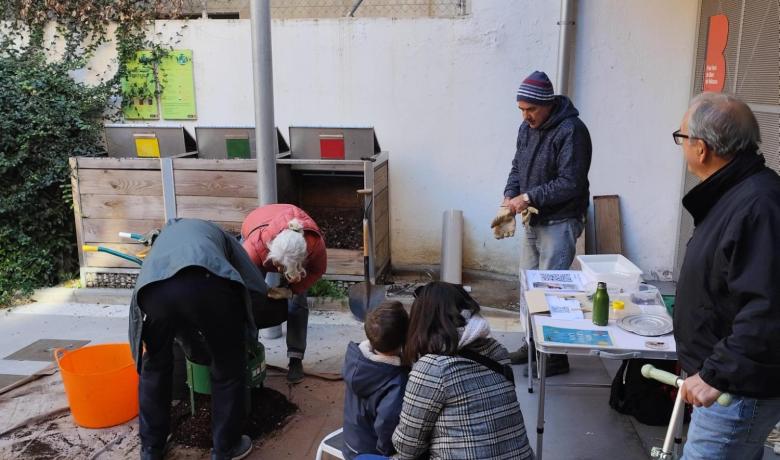 Imatge durant la darrera jornada de compostatge comunitari al Punt Verd de barri Vallcarca