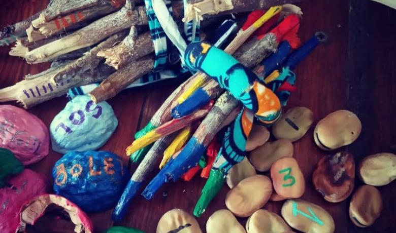 Imatge d'alguns jocs creats amb elements naturals.