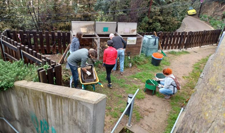 Foto de persones fent el manteniment de les compostadores a la darrera jornada de voluntariat.