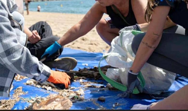 Imatge durant un clean up a la platja de la Barceloneta.