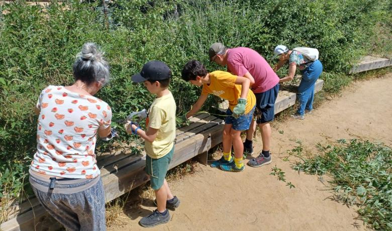 Imatge d'un grup de persones durant una jornada comunitària a l'Aula Ambiental Bosc Turull.