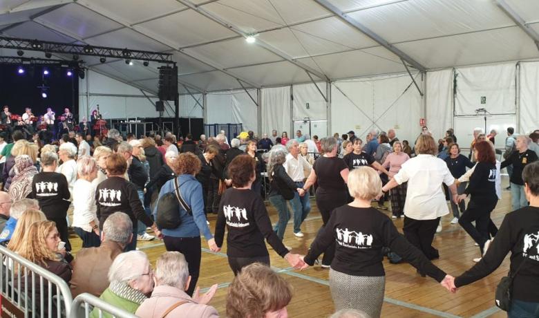 Persones ballant sardanes a la Festa Major del barri de Sant Andreu de Palomar