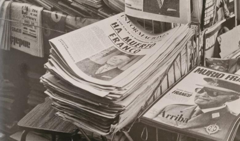 Imatge de diferents diaris de l'època anunciant la mort del diactador.