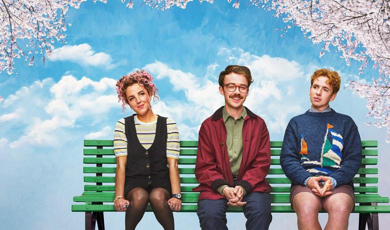 Cartell promocional de la sèrie leonard and HUngry Paul amb els tres protagonistes asseguts a un banc del parc.