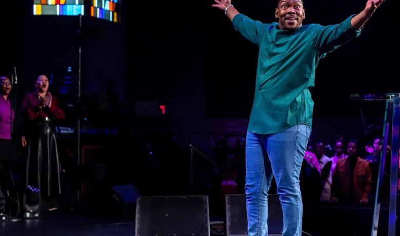 Dexter Walker dirigint el seu cor de Chicago, Zion Movement