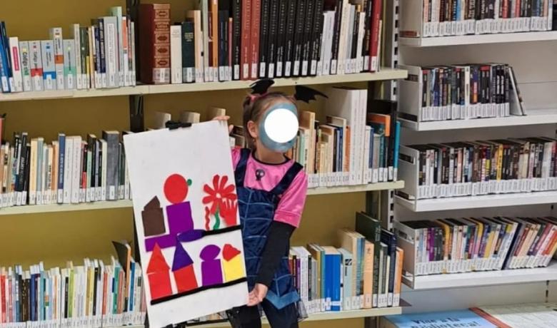 Gaudint de les obres d'art fetes a partir de les escenes del conte "La bruixa gat"