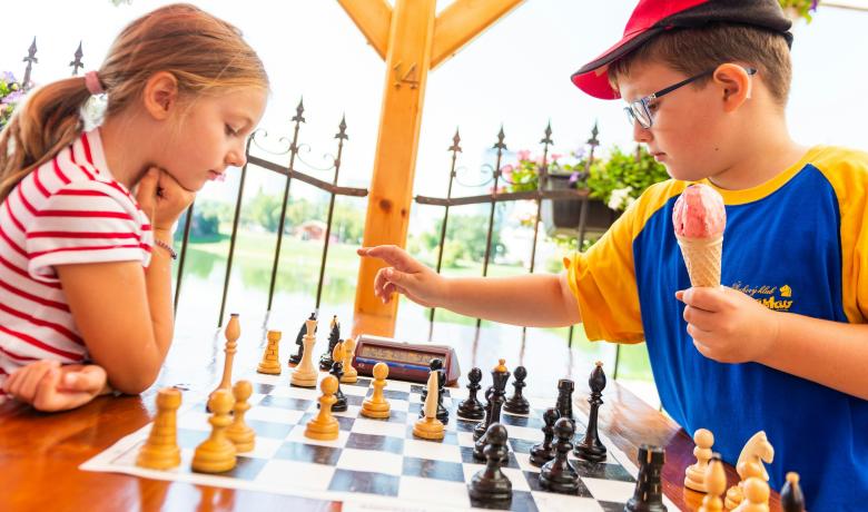 Nens jugant als escacs