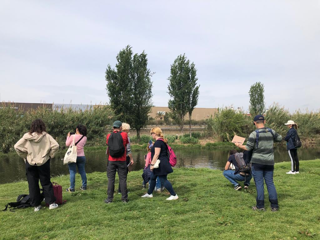 persones passejant pel riu besòs