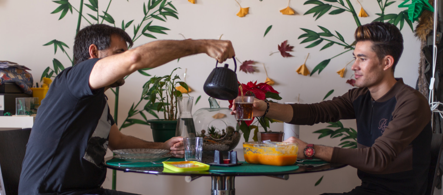 Dos nois comparteixen una tassa de té al voltant d'una taula