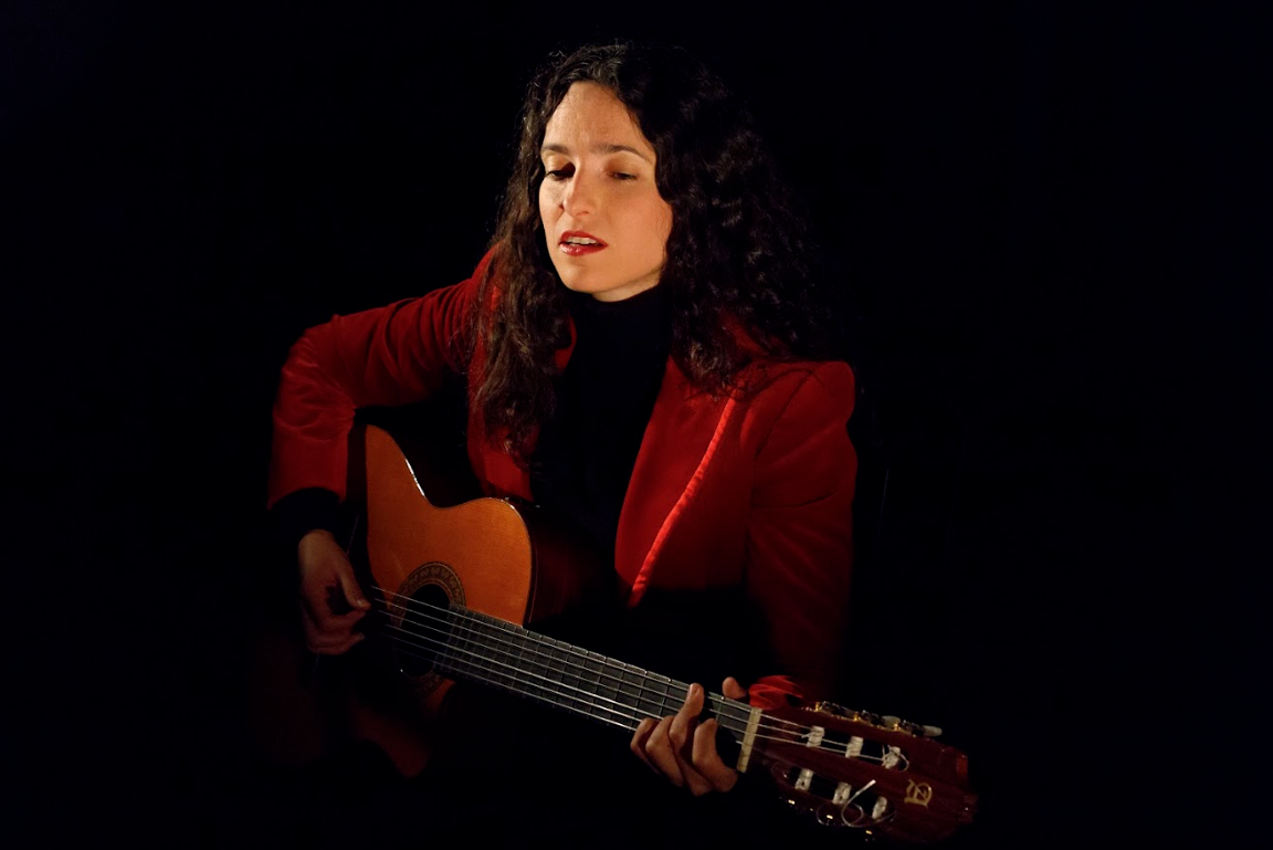 mariona forteza tocant la guitarra