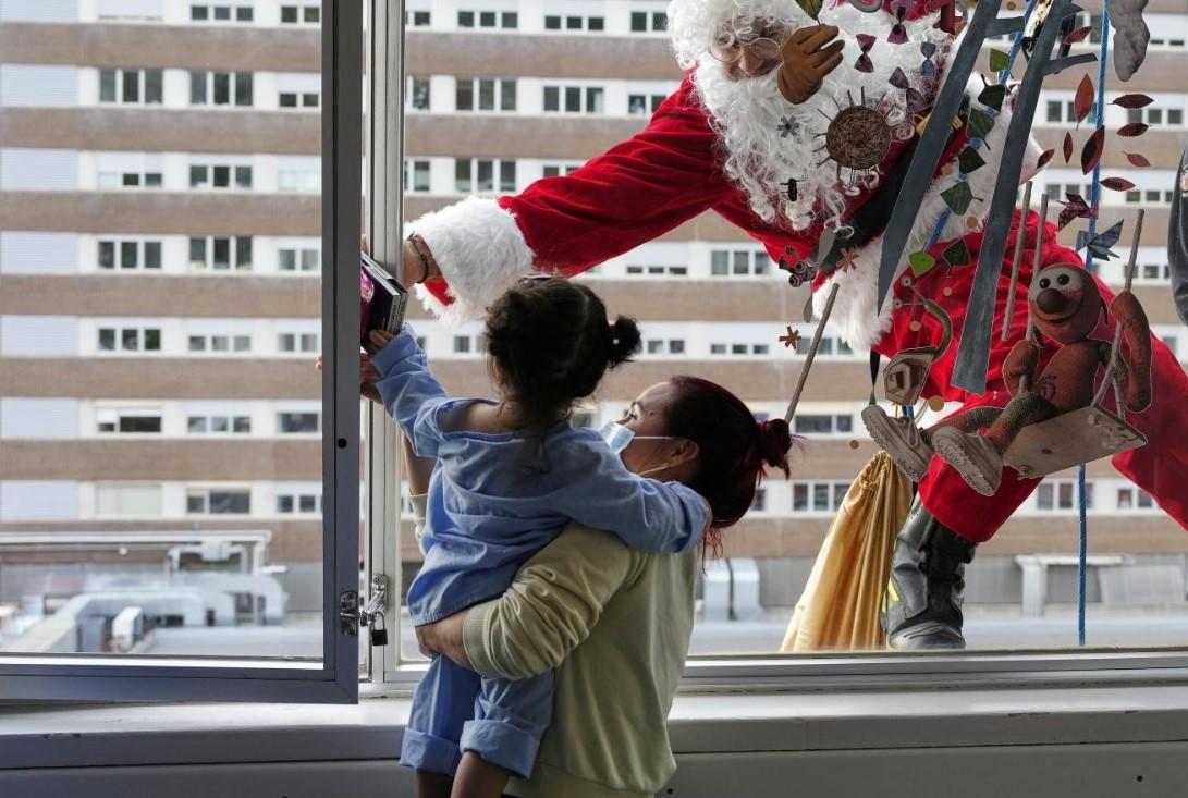 el pare noel arriba en tirolina fins l'habitació d'una nena a l'hospital germans trias i pujol