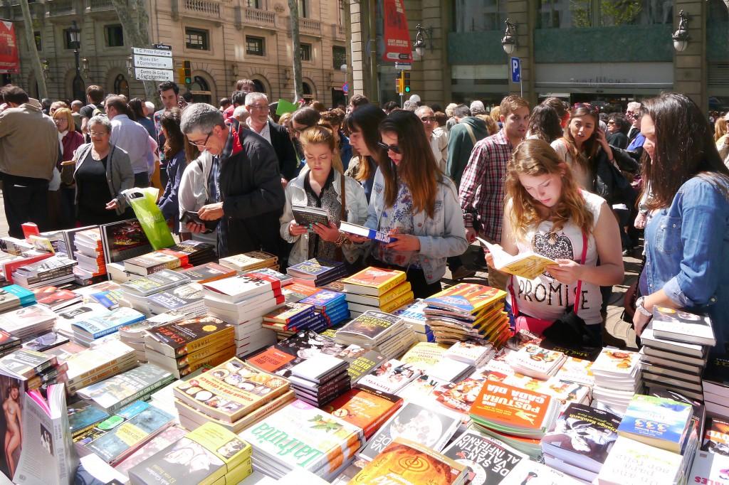Fotografia d'unes noies llegint llibres d'una parada a les Rambles