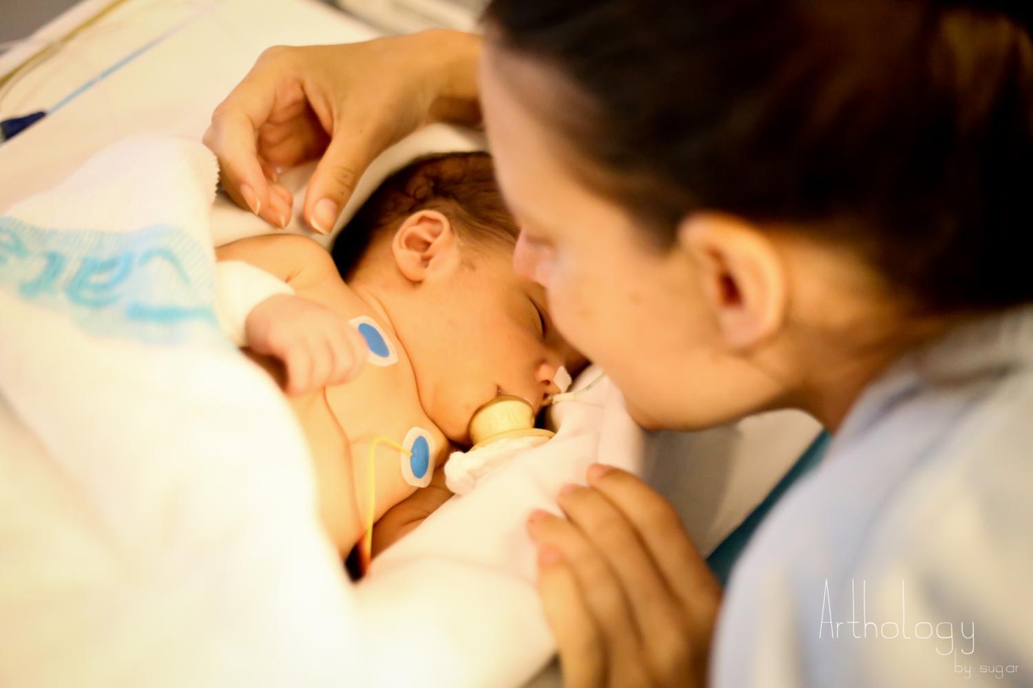 Una mare i el seu nadó a l'hospital quan fa poc que ha estat operat d'una cardiopatia congènita.
