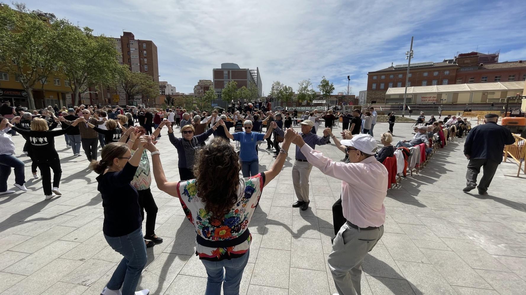 Persones ballant sardanes a la plaça de Can Fabra de Sant Andreu de Palomar