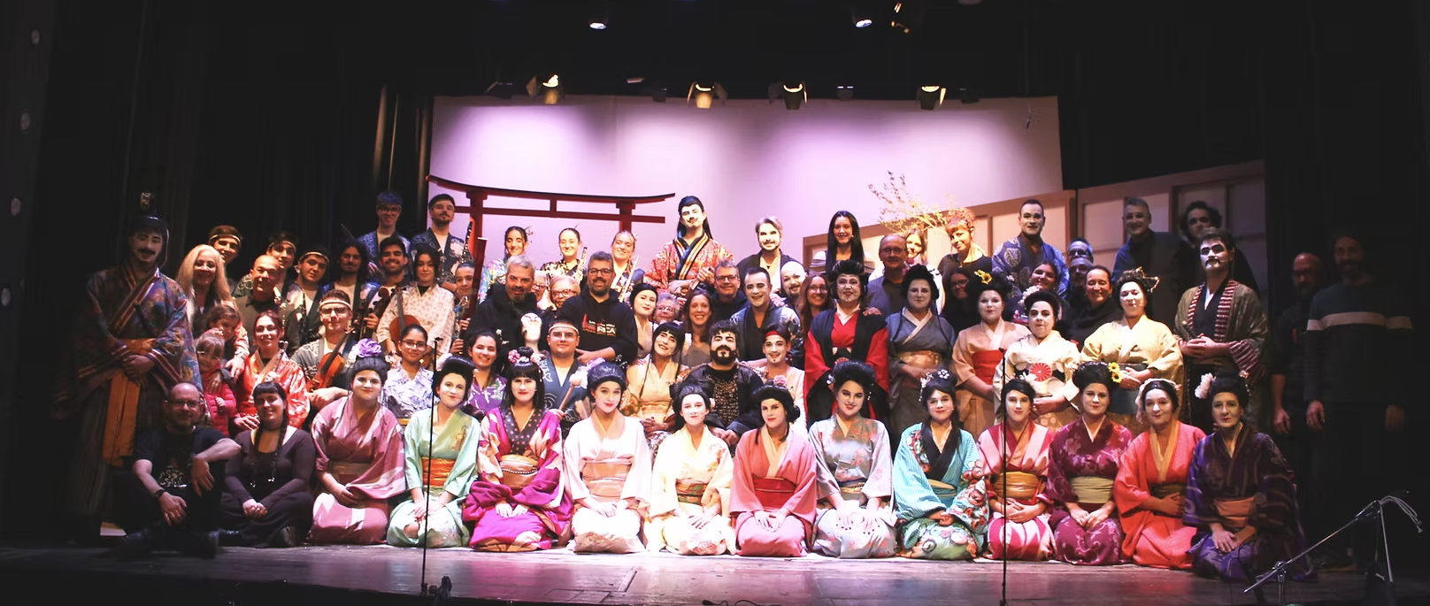 Imatge de grup de la representació de EL MIKADO