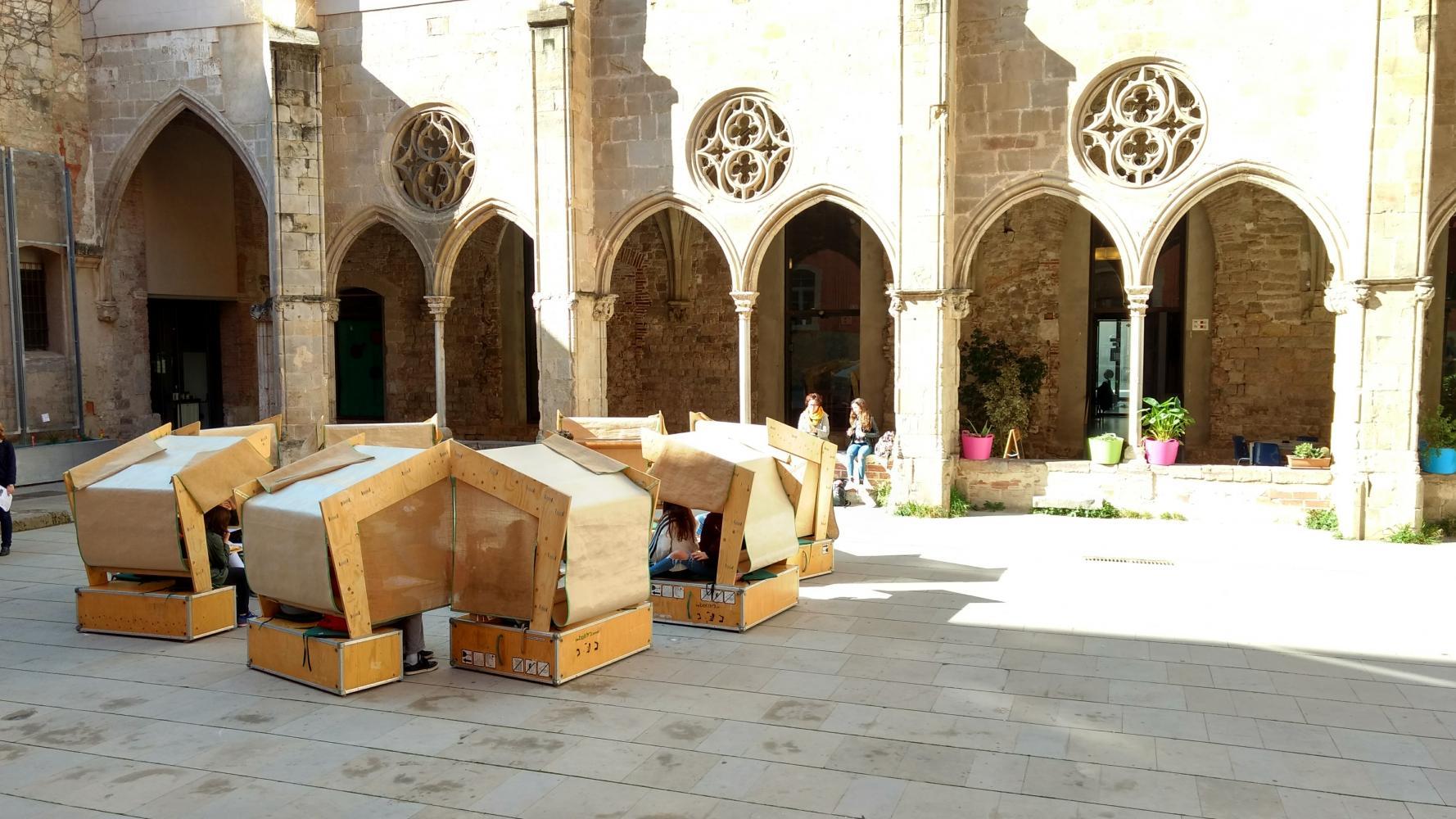 Aquests mòduls de fusta desmuntables, anomenats Beits, són un espai d'estudi i de concentració en el cor de l'espai urbà;