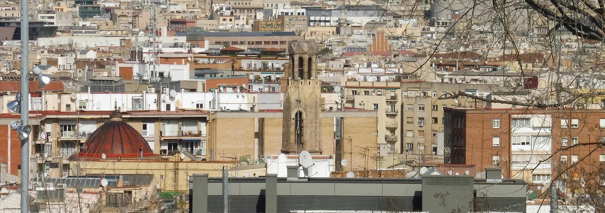 Vista parcial del Poble-sec des de La Satalia. En primer terme l'esglèsia de Santa Madrona.