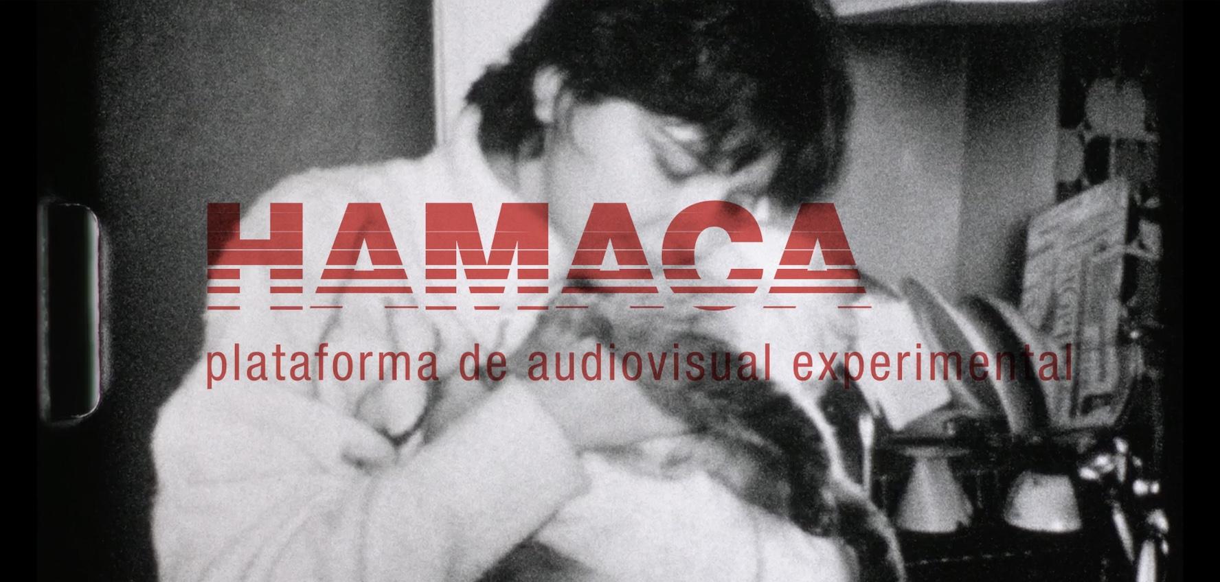 Una persona abraça un animal envoltada d'equip cinematogràfic analògic. Sobre la fotografia apareix el logo d'Hamaca en vermell.
